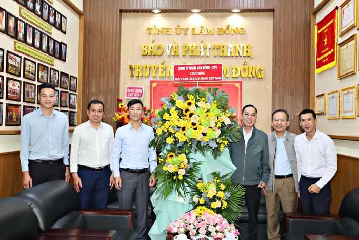 Đại diện Công ty Nhôm Lâm Đồng - TKV chúc mừng Báo và PTTH Lâm Đồng