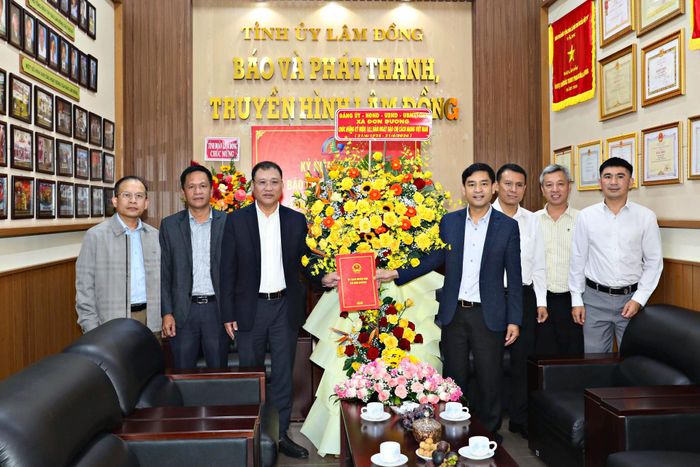 Đại diện xã Đơn Dương thăm, chúc mừng Báo và PTTH Lâm Đồng