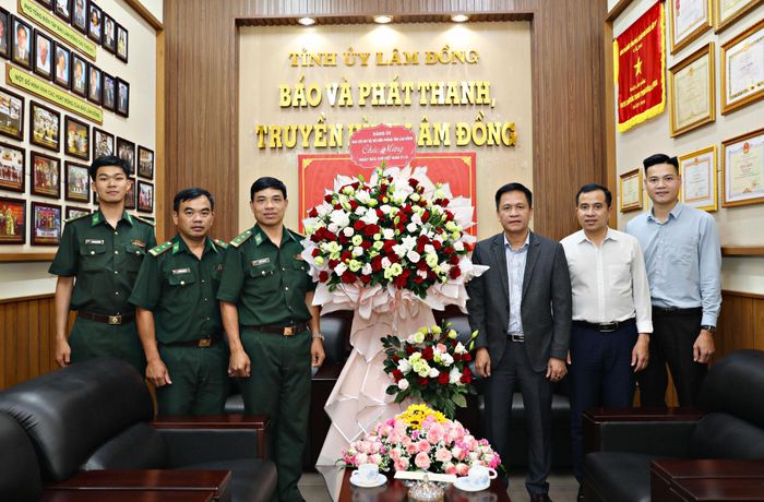 Đại diện Đảng ủy Ban Chỉ huy Bộ đội Biên phòng tỉnh thăm, chúc mừng Báo và PTTH Lâm Đồng