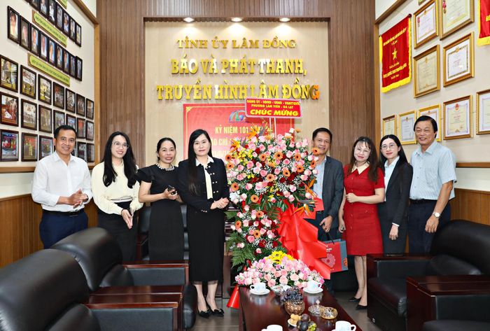 Đại diện phường Lâm Viên - Đà Lạt thăm, chúc mừng Báo và PTTH Lâm Đồng