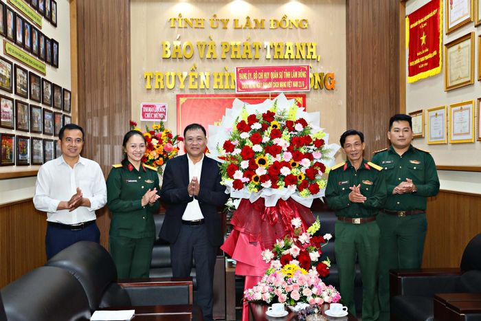 Đại diện Đảng ủy, Bộ Chỉ huy Quân sự tỉnh Lâm Đồng thăm, chúc mừng Báo và PTTH Lâm Đồng nhân kỷ niệm Ngày Báo chí Cách mạng Việt Nam