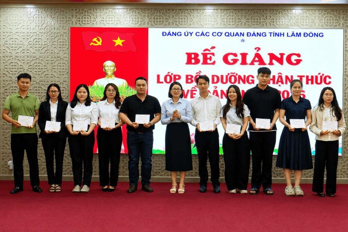 Lãnh đạo Đảng ủy Các cơ quan Đảng tỉnh Lâm Đồng trao giấy chứng nhận cho các học viên hoàn thành lớp bồi dưỡng nhận thức về Đảng năm 2026