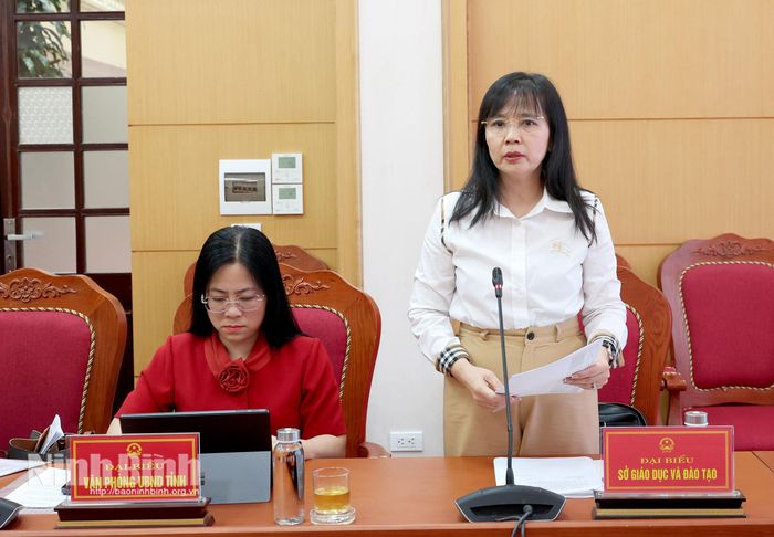 Lãnh đạo Sở Giáo dục và Đào tạo phát biểu ý kiến tại hội nghị.