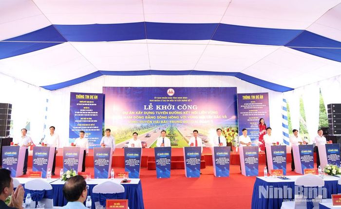 Các đại biểu bấm nút khởi công Dự án xây dựng tuyến đường kết nối liên vùng giữa Nam Đồng bằng sông Hồng với Vùng núi Tây Bắc và Vùng duyên hải Bắc Trung bộ. (giai đoạn 1).