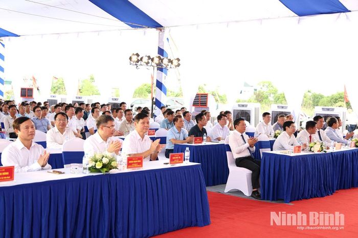 Các đại biểu dự lễ khởi công.