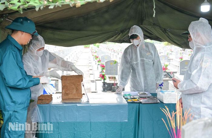 Lực lượng chức năng tiến hành lấy mẫu ADN của các anh hùng liệt sĩ chưa xác định danh tính.