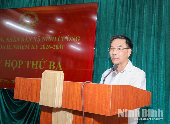 Đồng chí Trần Văn Long, Bí thư Đảng ủy, Chủ tịch HĐND xã Ninh Cường phát biểu tại kỳ họp.
