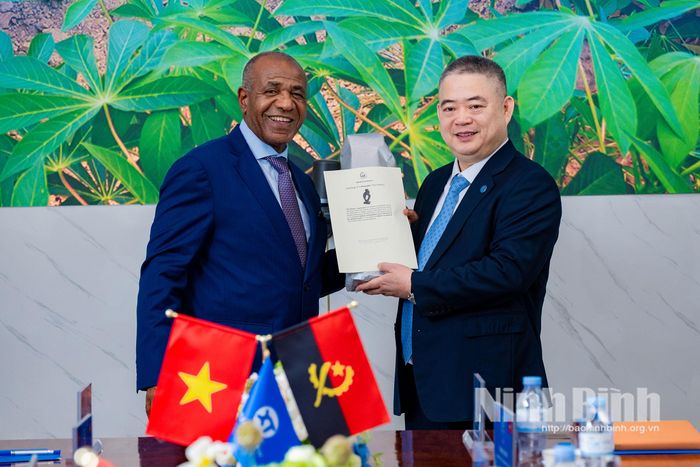 Ngài Issac Francisco Maria Dos Anjos, Bộ trưởng Bộ Nông nghiệp và Lâm nghiệp nước Cộng hòa Angola trao quà lưu niệm cho lãnh đạo Tập đoàn Xuân Thiện.