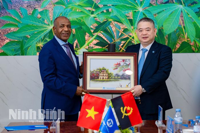 Lãnh đạo Tập đoàn Xuân Thiện trao quà lưu niệm cho ngài Issac Francisco Maria Dos Anjos, Bộ trưởng Bộ Nông nghiệp và Lâm nghiệp nước Cộng hòa Angola.