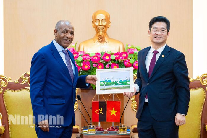 Đồng chí Trần Anh Dũng, Ủy viên Ban Thường vụ Tỉnh ủy, Phó Chủ tịch UBND tỉnh trao quà lưu niệm cho ngài Issac Francisco Maria Dos Anjos, Bộ trưởng Bộ Nông nghiệp và Lâm nghiệp nước Cộng hòa Angola.