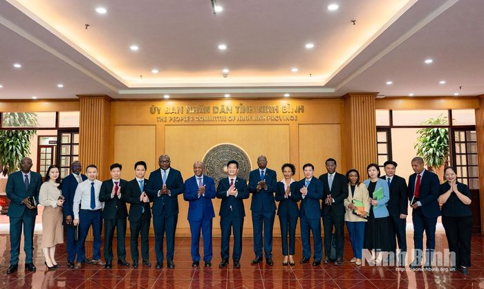Các đại biểu chụp ảnh lưu niệm.
