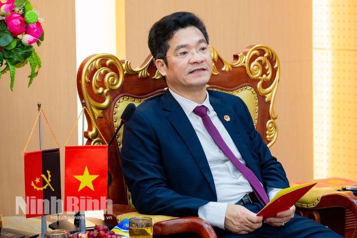 Đồng chí Trần Anh Dũng, Ủy viên Ban Thường vụ Tỉnh ủy, Phó Chủ tịch UBND tỉnh phát biểu tại buổi tiếp xã giao.