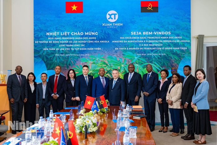 Các đại biểu chụp ảnh lưu niệm tại Tập đoàn Xuân Thiện.