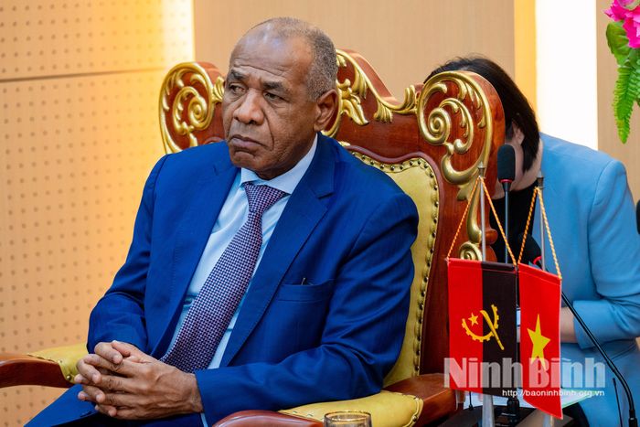 Ngài Issac Francisco Maria Dos Anjos, Bộ trưởng Bộ Nông nghiệp và Lâm nghiệp nước Cộng hòa Angola phát biểu tại buổi tiếp xã giao.