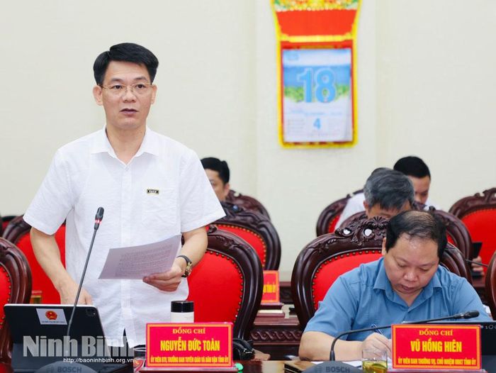 Đồng chí Nguyễn Đức Toàn, Ủy viên Ban Thường vụ Tỉnh ủy, Trưởng Ban Tuyên giáo và Dân vận Tỉnh ủy phát biểu tại hội nghị.