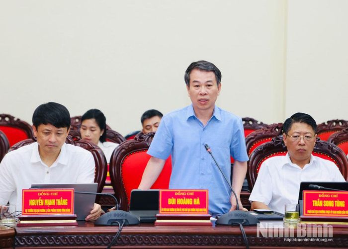Đồng chí Bùi Hoàng Hà, Ủy viên Ban Thường vụ Tỉnh ủy, Phó Chủ tịch Thường trực HĐND tỉnh phát biểu tại hội nghị.