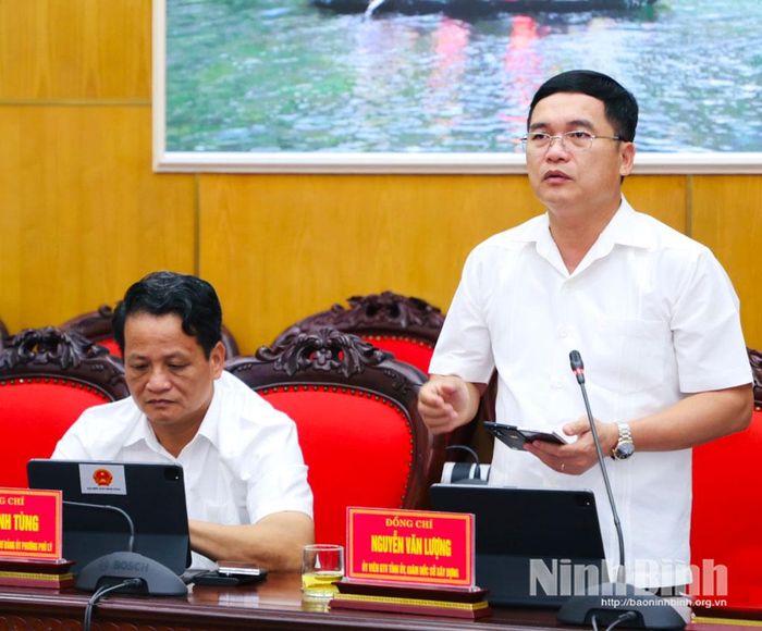 Đồng chí Nguyễn Văn Lượng, Ủy viên Ban Thường vụ Tỉnh ủy, Giám đốc Sở Xây dựng phát biểu tại hội nghị.