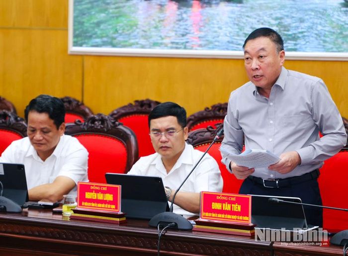 Đồng chí Đinh Văn Tiên, Ủy viên Ban Thường vụ Tỉnh ủy, Giám đốc Sở Nông nghiệp và Môi trường phát biểu tại hội nghị.