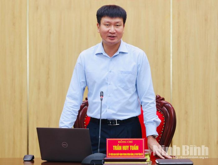 Đồng chí Bí thư Tỉnh ủy Trần Huy Tuấn phát biểu kết luận hội nghị.