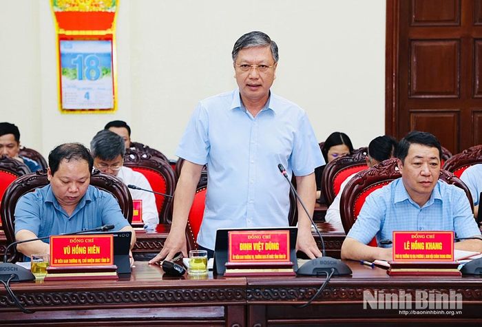 Đồng chí Đinh Việt Dũng, Ủy viên Ban Thường vụ Tỉnh ủy, Trưởng Ban Tổ chức Tỉnh ủy phát biểu tại hội nghị.
