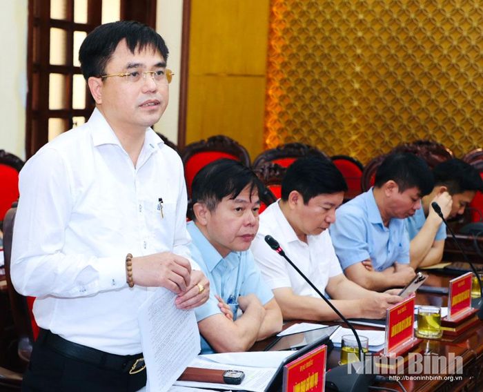 Đồng chí Bùi Văn Hoàng, Tỉnh ủy viên, Giám đốc Sở Nội vụ phát biểu tại hội nghị.