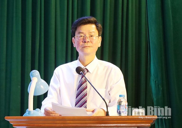Đồng chí Trần Văn Giang, Tỉnh ủy viên, Phó Chủ nhiệm Thường trực Ủy ban Kiểm tra Tỉnh ủy phát biểu tại hội nghị.