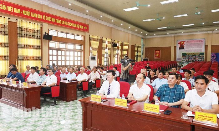 Các đại biểu dự Lễ trao tặng Huy hiệu Đảng tại xã Bình Giang.