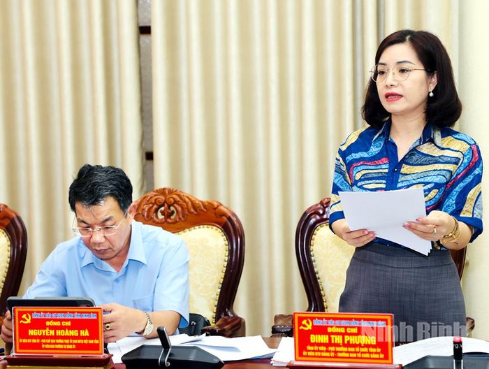 Đồng chí Đinh Thị Phượng, Tỉnh ủy viên, Phó Ban Tổ chức Tỉnh ủy, Ủy viên Ban Thường vụ Đảng ủy, Trưởng Ban Tổ chức Đảng ủy các cơ quan Đảng tỉnh phát biểu tại hội nghị.