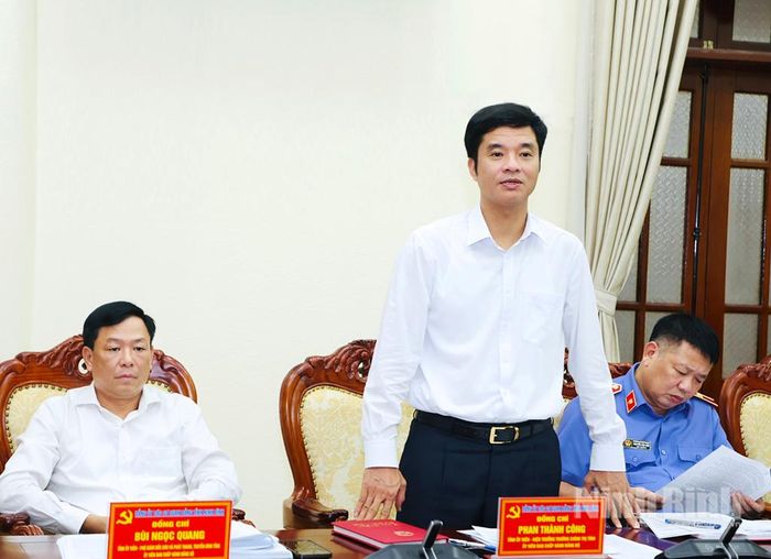 Đồng chí Phan Thành Công, Tỉnh ủy viên, Hiệu trưởng Trường Chính trị tỉnh phát biểu tại hội nghị.
