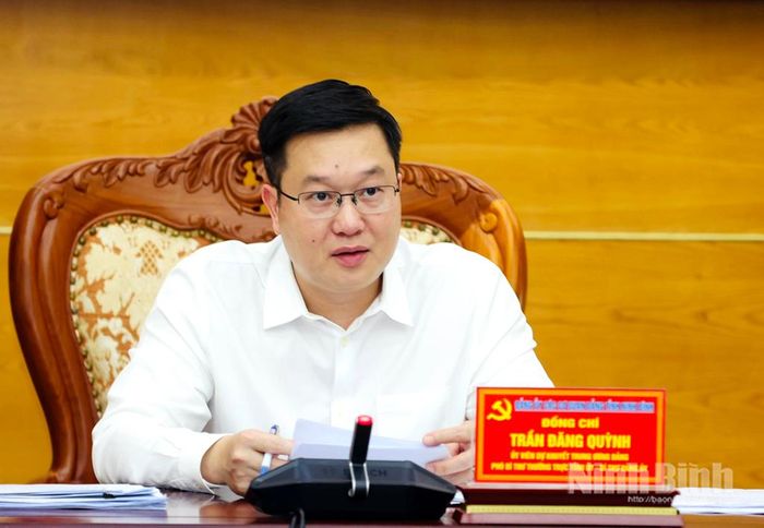 Đồng chí Trần Đăng Quỳnh, Ủy viên dự khuyết Trung ương Đảng, Phó Bí thư Thường trực Tỉnh ủy, Bí thư Đảng ủy các cơ quan Đảng tỉnh phát biểu kết luận hội nghị.