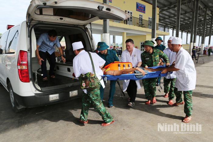 Diễn tập hợp luyện tình huống vận chuyển người bị nạn lên xe cấp cứu tại khu vực Cảng cá Ninh Cơ.
