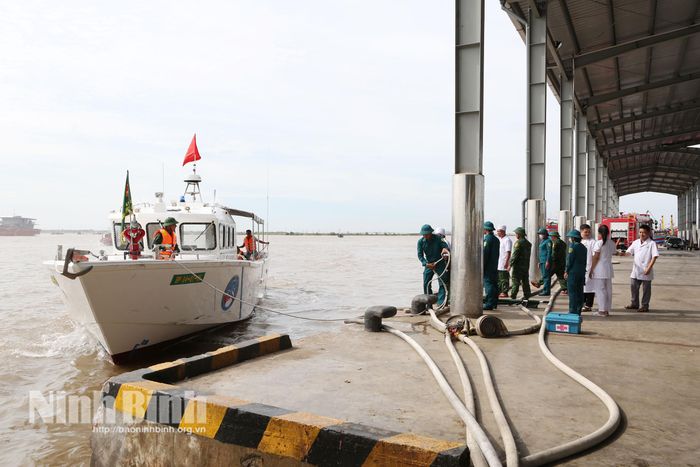 Các lực lượng tham gia tập luyện chuẩn bị diễn tập.