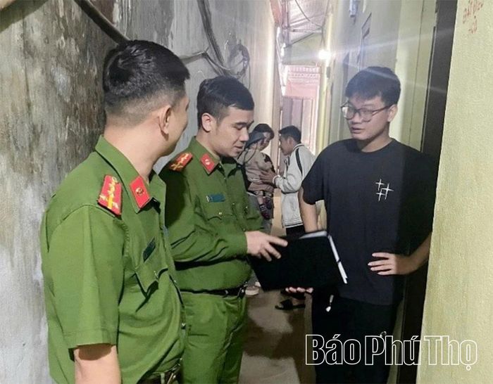 Công an xã Văn Miếu thường xuyên tổ chức kiểm tra, quản lý cư trú, kịp thời nắm bắt tình hình an ninh trật tự trên địa bàn.
