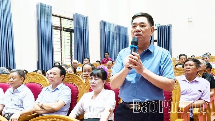 Người dân phường Vĩnh Phúc tham gia đóng góp ý kiến đối với Đề án sắp xếp, đổi tên tổ dân phố.