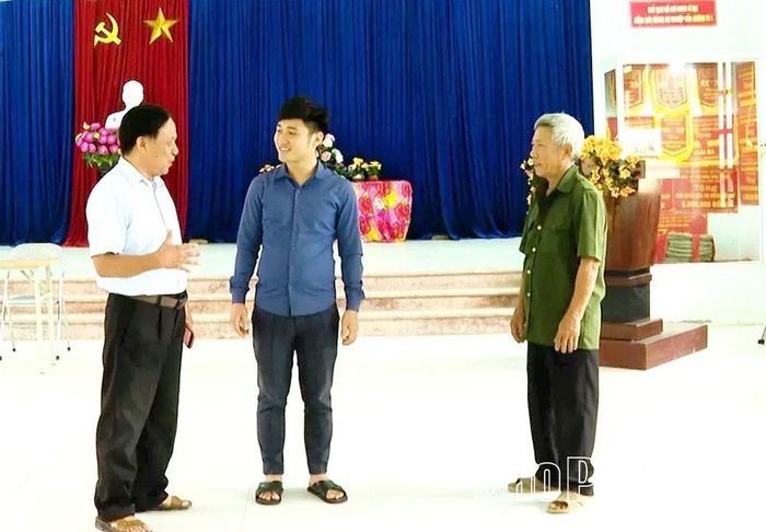 Cán bộ thôn Nho Lâm trao đổi với người dân về việc thực hiện chủ trương sắp xếp thôn.