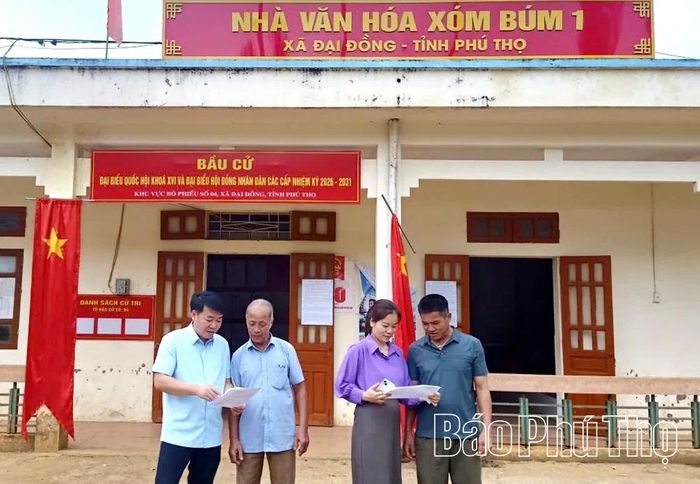 Cán bộ Ban Xây dựng đảng xã Đại Đồng thường xuyên xuống cơ sở tuyên truyền về công tác phát triển đảng viên.