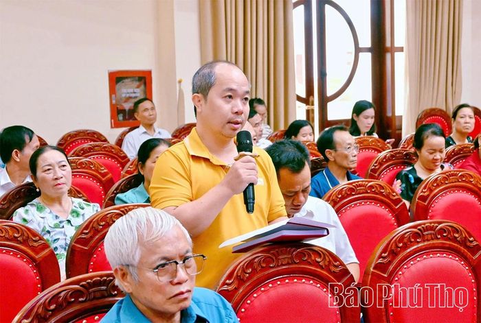 Cử tri phường Vĩnh Yên phát biểu tại buổi tiếp xúc.