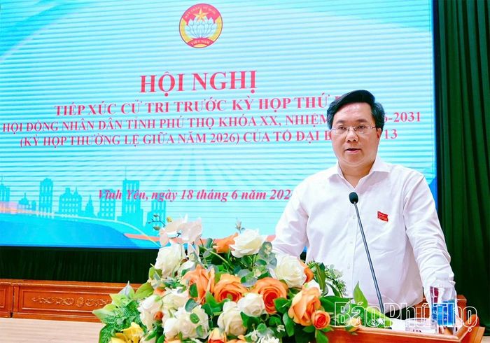 Chủ tịch UBND tỉnh Trần Duy Đông thông tin tới cử tri những kết quả nổi bật tỉnh Phú Thọ đạt được trong thời gian qua.
