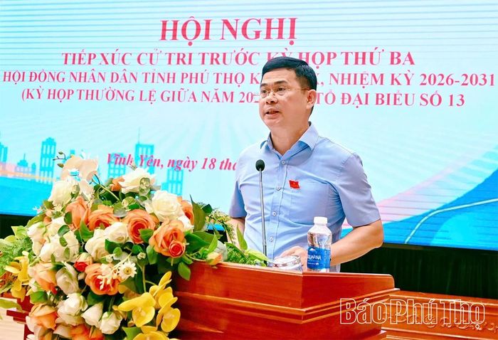 Đồng chí Giám đốc Sở Nội vụ Trần Việt Cường thông qua báo cáo tình hình phát triển kinh tế - xã hội của tỉnh 6 tháng đầu năm, phương hướng, nhiệm vụ 6 tháng cuối năm 2026.