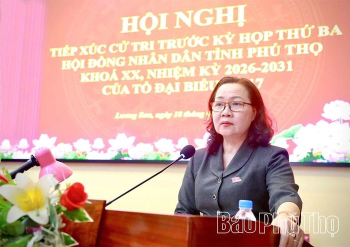 Đồng chí Nguyễn Thị Cẩm Phương - Ủy viên Ban Thường vụ Tỉnh ủy, Phó Chủ tịch HĐND tỉnh tiếp thu kiến nghị của cử tri.