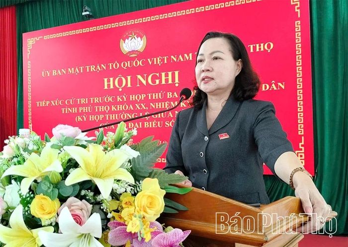 Đồng chí Nguyễn Thị Cẩm Phương - Ủy viên Ban Thường vụ Tỉnh ủy, Phó Chủ tịch HĐND tỉnh thay mặt Tổ đại biểu tiếp thu ý kiến, trao đổi làm rõ một số nội dung cử tri quan tâm.