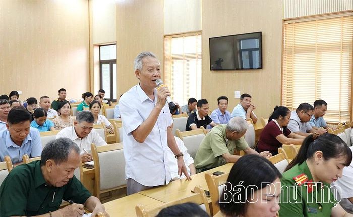 Cử tri xã Tam Nông phát biểu ý kiến.