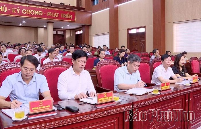 Các đại biểu và cử tri tham dự hội nghị tiếp xúc cử tri.