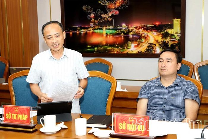 Đại diện lãnh đạo Sở Tư pháp đóng góp ý kiến về tính pháp lý và quy trình xây dựng Nghị quyết theo thủ tục rút gọn.