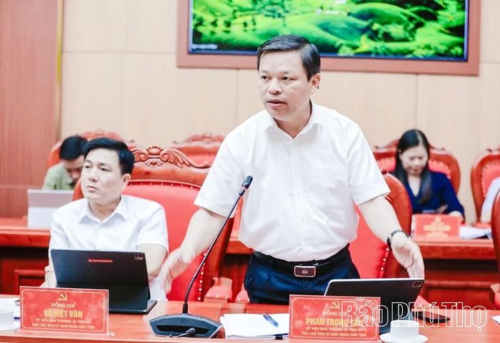 Đồng chí Phan Trọng Tấn - Ủy viên Ban Thường vụ Tỉnh ủy, Phó Chủ tịch UBND tỉnh cho ý kiến về các chính sách xã hội.