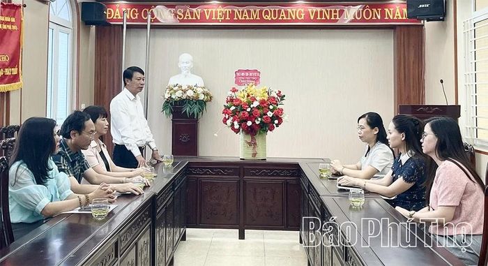Đồng chí Phó Chủ tịch UBND tỉnh Nguyễn Khắc Hiếu phát biểu chúc mừng cán bộ Hội nhà báo tỉnh.