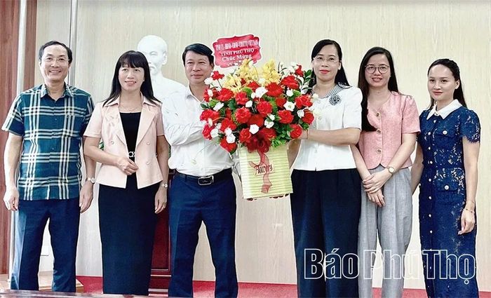 Đồng chí Nguyễn Khắc Hiếu - Phó Chủ tịch UBND tỉnh tặng hoa chúc mừng cán bộ Hội nhà báo tỉnh.