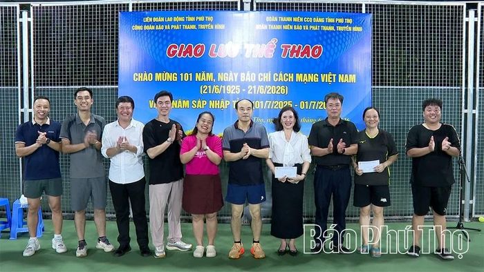 Đồng chí Vi Mạnh Hùng- Ủy viên Ban thường vụ Tỉnh ủy, Giám đốc Báo và phát thanh, truyền hình Phú Thọ trao giải cho các vận động viên xuất sắc.