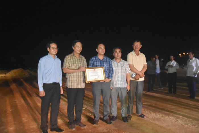 Đồng chí Phó Chủ tịch Thường trực UBND tỉnh Hoàng Nam trao bằng khen của Chủ tịch UBND tỉnh cho xã Vĩnh Định - Ảnh: Đ.V