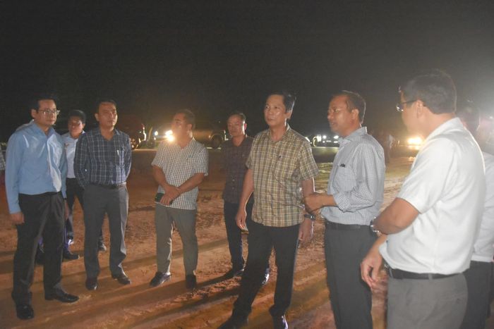 Đồng chí Phó Chủ tịch Thường trực UBND tỉnh Hoàng Nam kiểm tra tiến độ dự án Quốc lộ 15D đi qua địa bàn xã Vĩnh Định - Ảnh: Đ.V